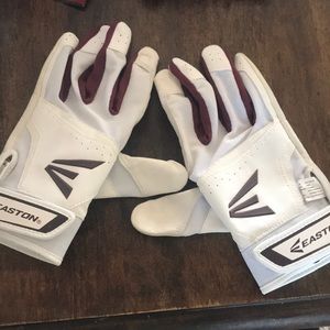 Women’s Easton golf gloves.